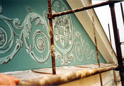 restaurování malby erbu v roce 1992