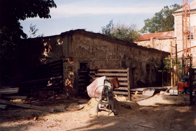 stav hospodářského křídla v roce 1992