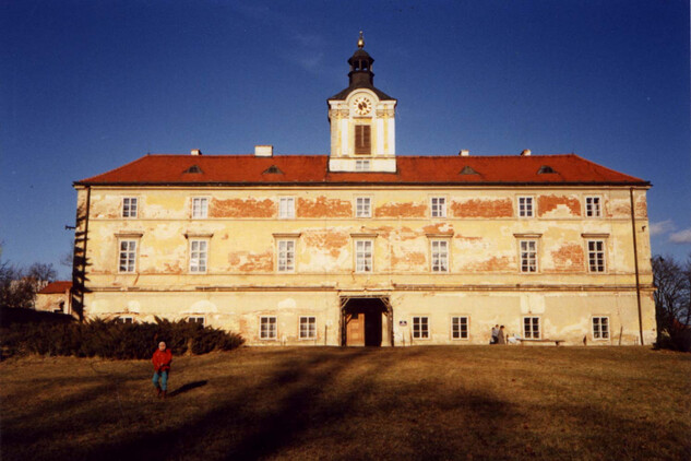 jižní křídlo v roce 1990 (těsně před rekonstrukcí)