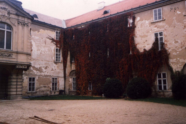 nádvoří v roce 1990