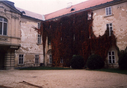 nádvoří v roce 1990