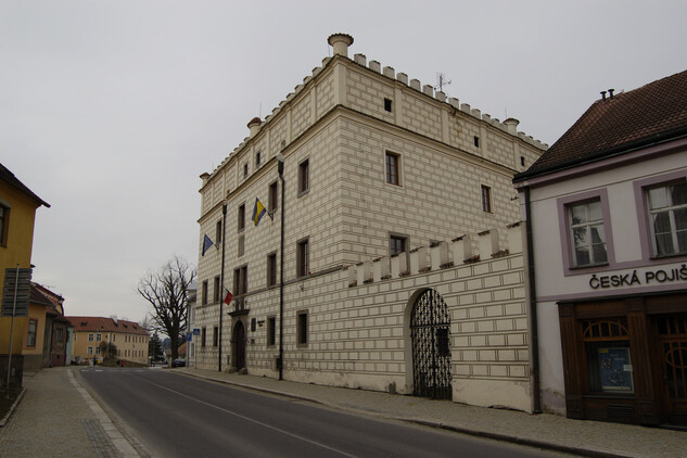 Starý zámek na kraji dnešního Palackého náměstí