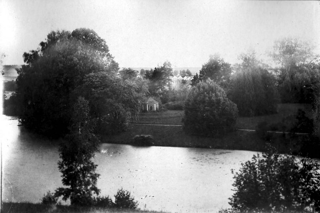 bývalý altán za rybníkem v roce 1920