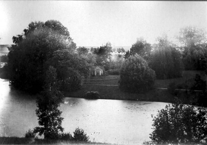 bývalý altán za rybníkem v roce 1920