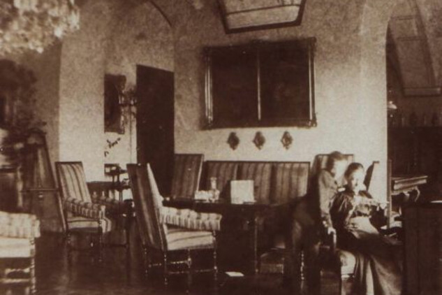 Sál předků v roce 1894